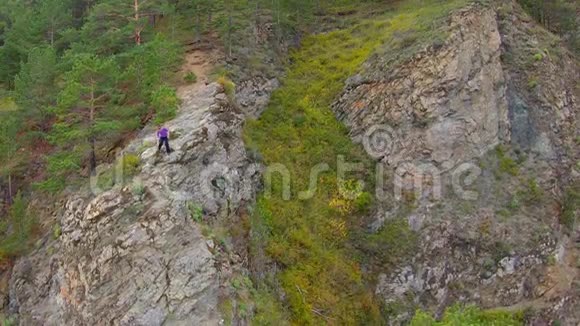 空中追踪一个女孩在岩石上攀爬视频的预览图