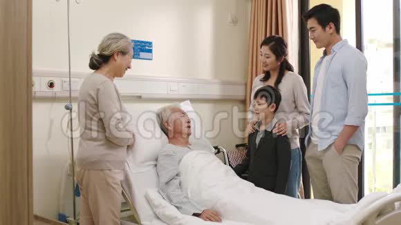 亚洲家庭在医院病房探望祖父母视频的预览图