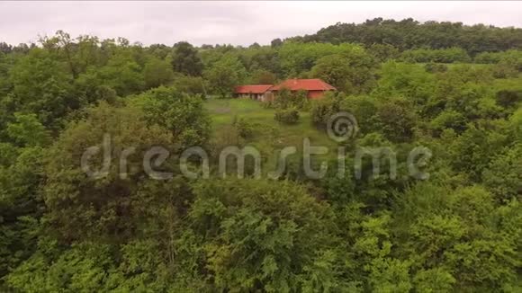 在森林里的房子附近飞行视频的预览图