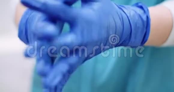 女外科医生戴上防护手套视频的预览图