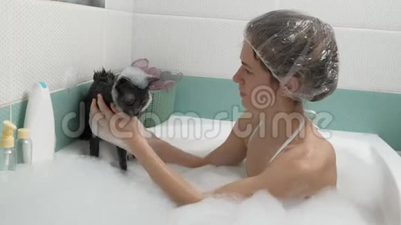 一个女人在浴室里给一只猫洗澡视频的预览图