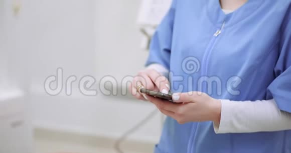 保健诊所使用移动电话的女医生视频的预览图