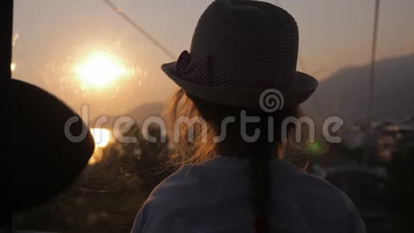 剪影少女旅游缆车日落下移欣赏观海观山视频的预览图