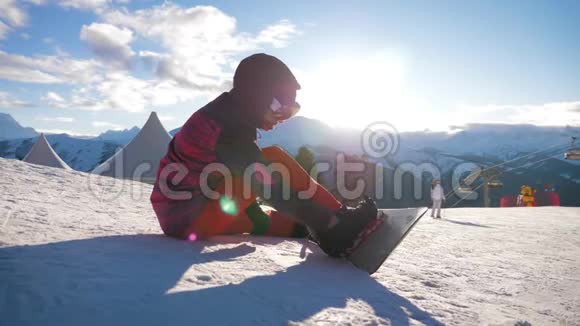 滑雪场日落时分滑雪者女孩坐在放松的时刻女孩滑雪者喜欢滑雪胜地冬季运动视频的预览图