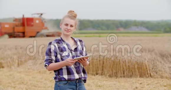 农业女农民用数字平板电脑行走麦田视频的预览图