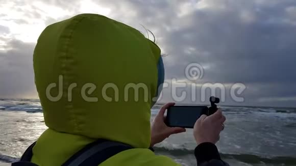 人从岸上带走大海视频的预览图