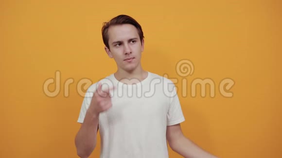 穿着白色t恤的男人用食指指着头做手势视频的预览图