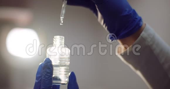 女科学家用吸管分析液体视频的预览图