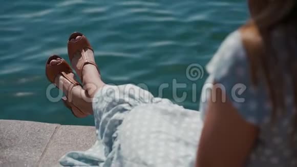 以绿松石水为背景的夏季鞋腿苗条的女性腿观视频的预览图