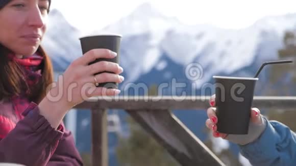 一群朋友在滑雪场的咖啡馆里享受热茶在山上休息滑雪后喝热咖啡视频的预览图