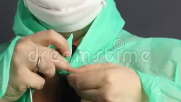 一个男人系着一件带纽扣的保护外套特写镜头病毒防护视频的预览图