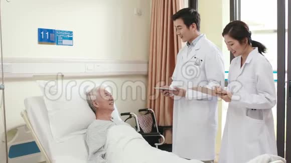 亚洲老人在医院病房与医生交谈视频的预览图
