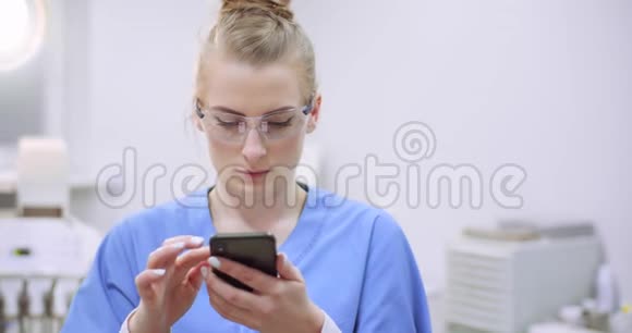 保健诊所使用移动电话的女医生视频的预览图