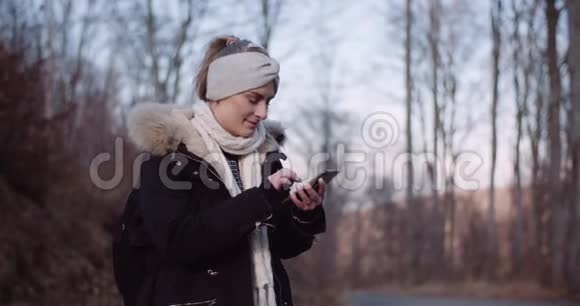 女在旅途中用手机留言视频的预览图