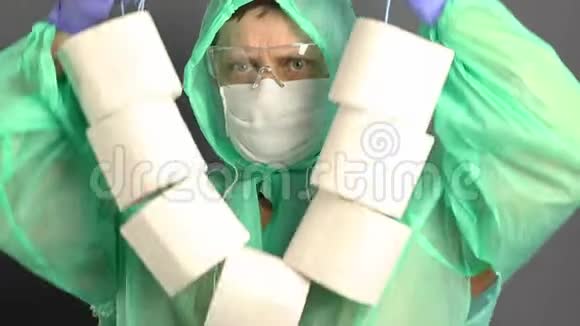 一个穿着防护外套的人戴着兜帽脸上戴着纱布面具和眼镜把卫生纸卷在脖子上病毒视频的预览图