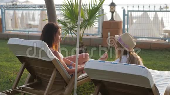 年轻的母亲和女儿一起在热带度假胜地度假生活方式在夏天旅行视频的预览图