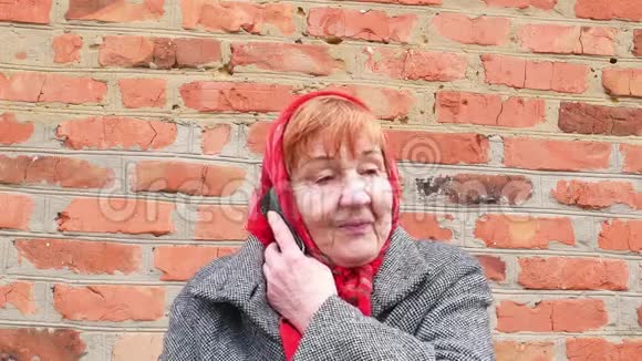 一位老太太正在打电话视频的预览图