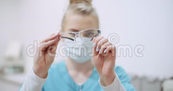 女医生戴防护面罩戴清洁眼镜海尔特护理诊所医生视频的预览图