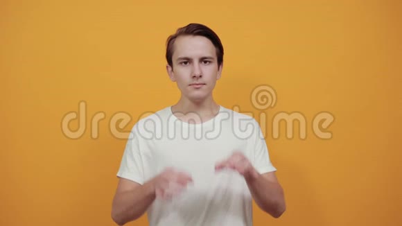 一个男孩握着手指在他的面前缩小了嘴唇视频的预览图