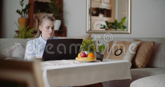 家庭办公室概念妇女打字在笔记本电脑键盘视频的预览图