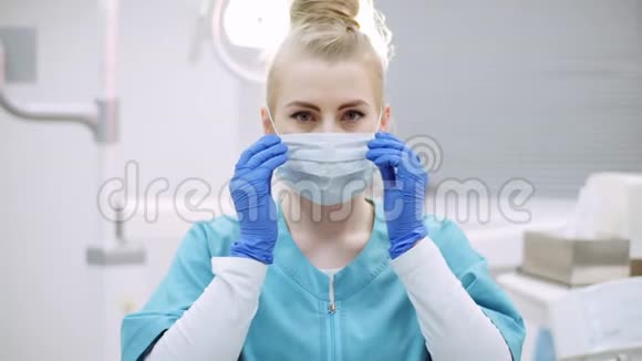 牙医术前戴上防护面具视频的预览图