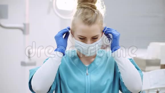 牙医术前戴上防护面具视频的预览图