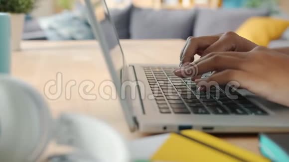 在办公桌前用笔记本电脑女孩的手打字时动作缓慢视频的预览图