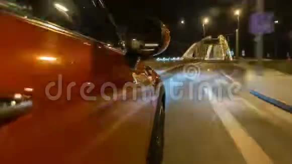 汽车在夜间的街道上以快速的速度行驶时间推移高度推移视频的预览图