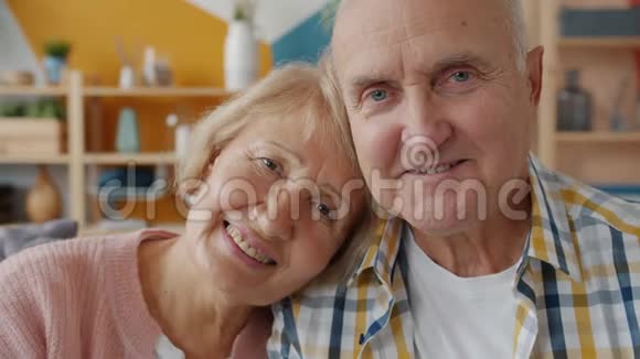 慢镜头描绘一对欢愉的退休男女笑着视频的预览图