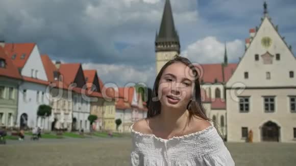 斯洛伐克巴尔德乔夫市政厅广场的快乐跑步女孩视频的预览图