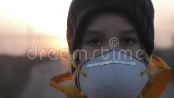 在工业工厂烟雾背景上戴防护面罩的女孩子大气污染与人民健康理念视频的预览图