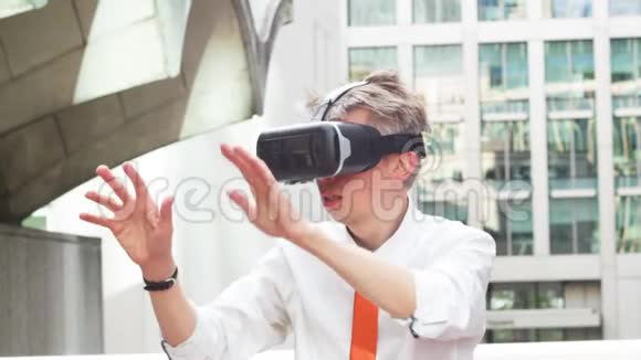 商人戴着虚拟现实护目镜视频的预览图