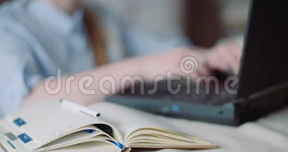 微笑的女人在家庭办公室的笔记本电脑上工作女商人在电脑键盘上打字视频的预览图