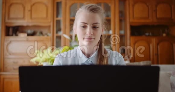 微笑女售货员在电脑上工作视频的预览图