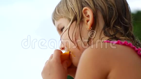 一个女孩吃芒果的肖像视频的预览图
