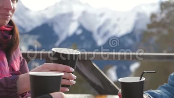 一群朋友在滑雪场的咖啡馆里享受热茶在山上休息滑雪后喝热咖啡视频的预览图