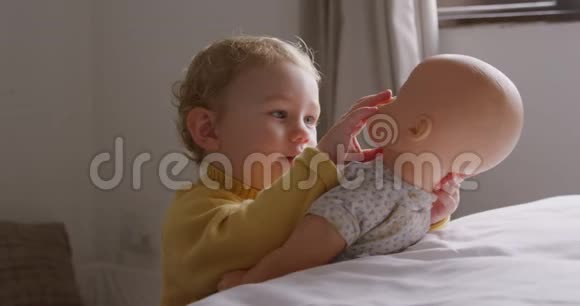 家庭中白种人婴儿的侧视图视频的预览图
