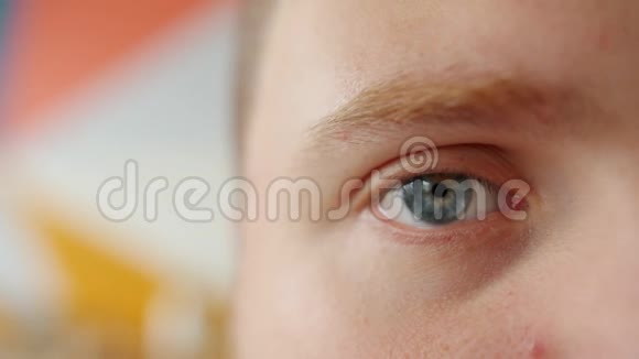 半男脸眼睛在彩色背景上看镜头的特写镜头视频的预览图
