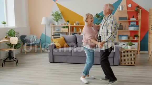 欢快的老年人在家跳舞笑着笑着玩视频的预览图