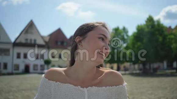 斯洛伐克Bardejov小镇中心的女游客视频的预览图