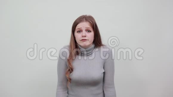 一个红发的年轻不快乐的女人绝望地举起双手视频的预览图