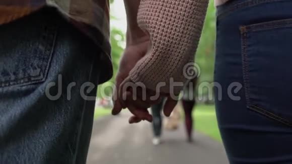 年轻夫妇手牵手视频的预览图