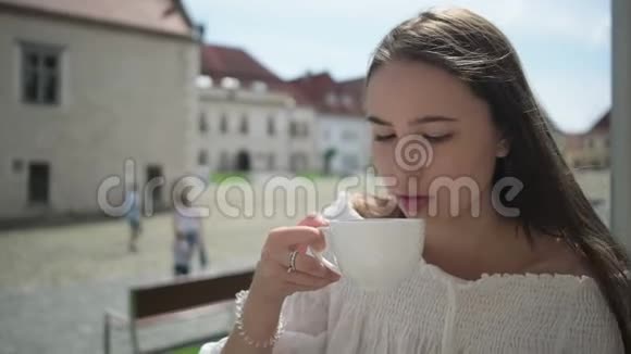 在街头咖啡馆喝咖啡的女孩视频的预览图