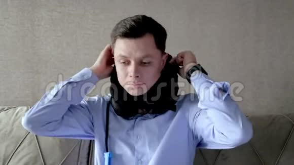 年轻人戴着一个颈部充气枕头用来伸展脊柱的枕头视频的预览图