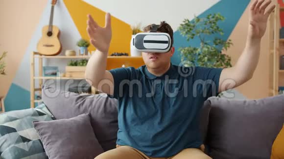 好看的男人玩虚拟现实眼镜动动手视频的预览图