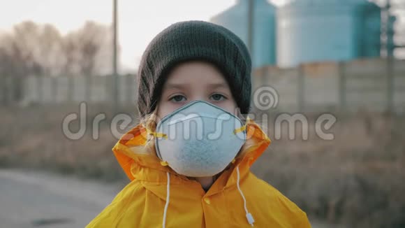 在工业工厂烟雾背景上戴防护面罩的女孩子大气污染与人民健康理念视频的预览图