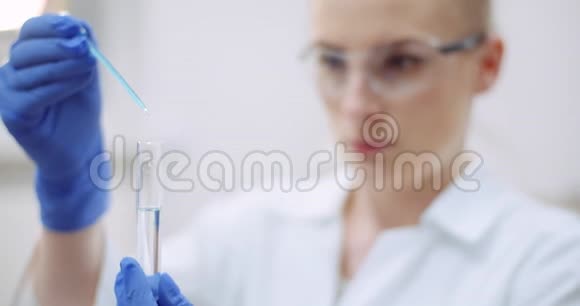 女科学家的画像用吸管分析了实验室中提取DNA的液体视频的预览图