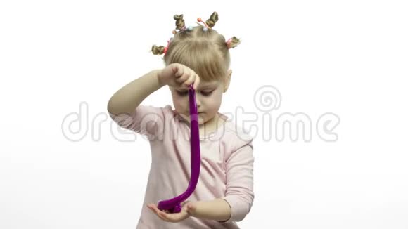 孩子玩手工制作的玩具黏液小孩玩制作紫色黏液视频的预览图