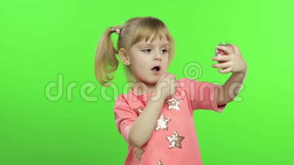 白种人女孩在色度键背景上涂红色口红化妆品化妆品视频的预览图
