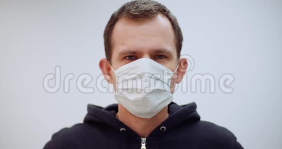 有冠状病毒症状的男子戴防护面具视频的预览图